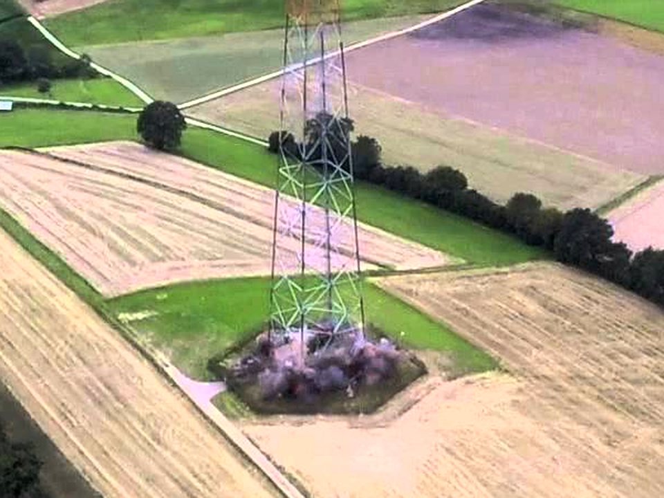 Tir de démolition du pylône de Sottens, 2014, vu du ciel (image Airshoot)