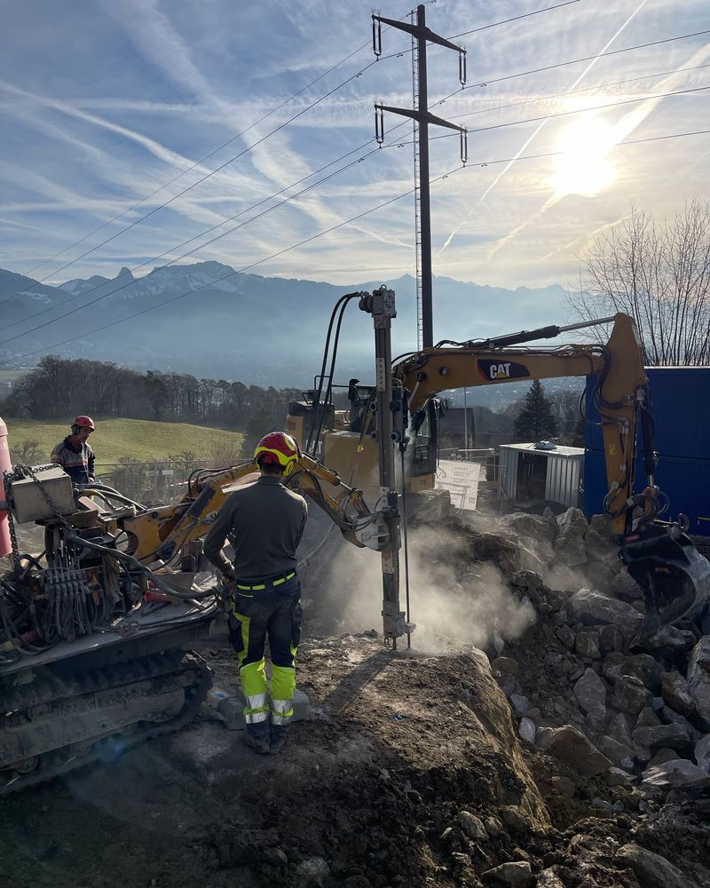Foreuse en action sur un chantier Sagramat, à contre-jour