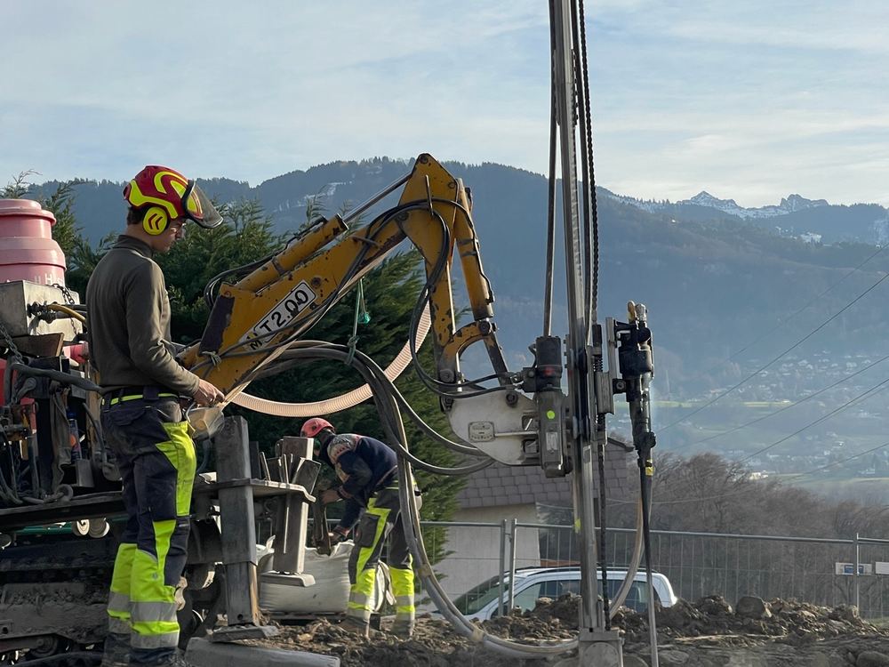 Mineur Sagramat à la foreuse, Alpes en arrière-plan