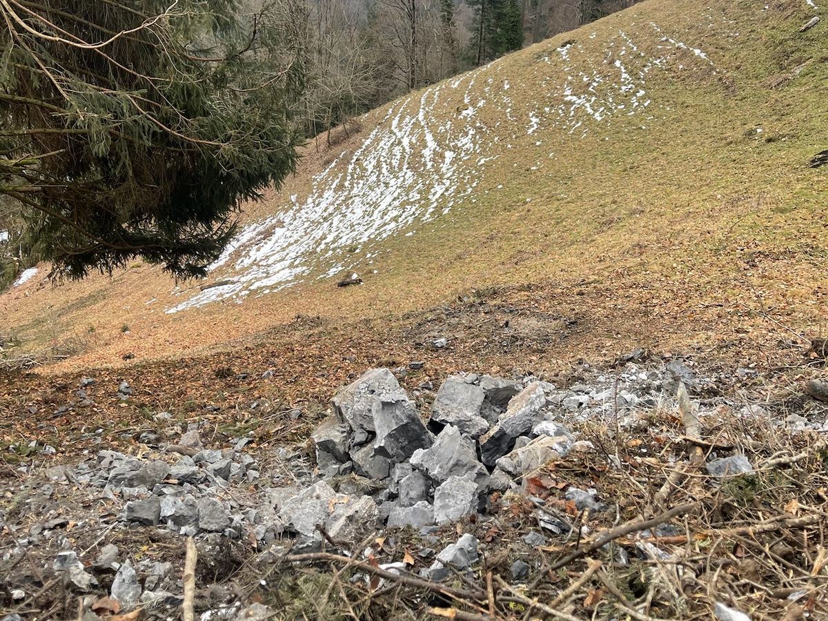 Blocs rocheux fragmentés après un tir sur bloc isolé, en montagne