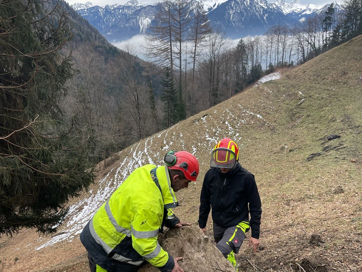 Deux mineurs Sagramat préparent un bloc isolé à miner sur un pâturage de montagne