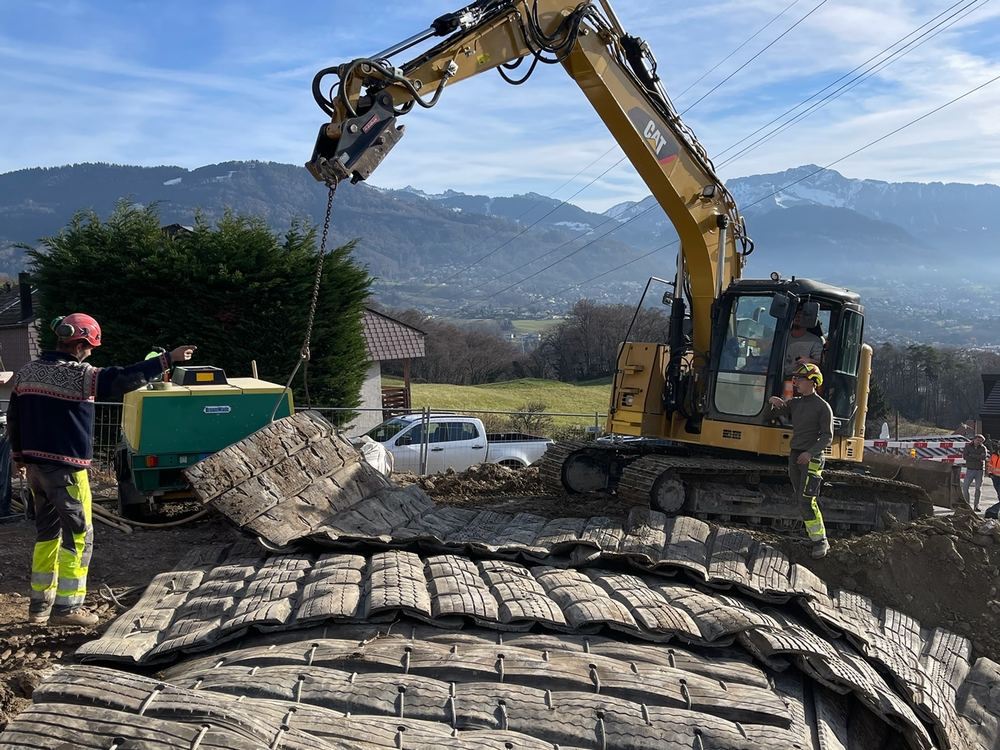 Pose des matelas pare-éclats sur la zone de tir