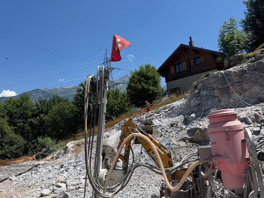 Foreuse sur un chantier, maisons en arrière-plan